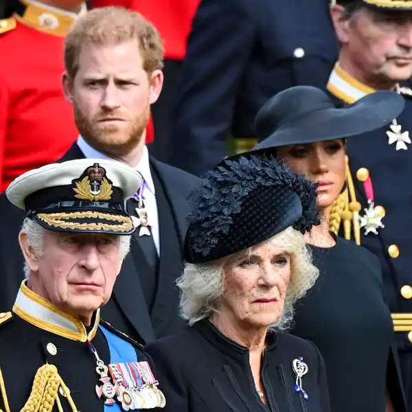 El Rey Carlos III, Camilla, Harry y Meghan en el funeral de la Reina Isabel II