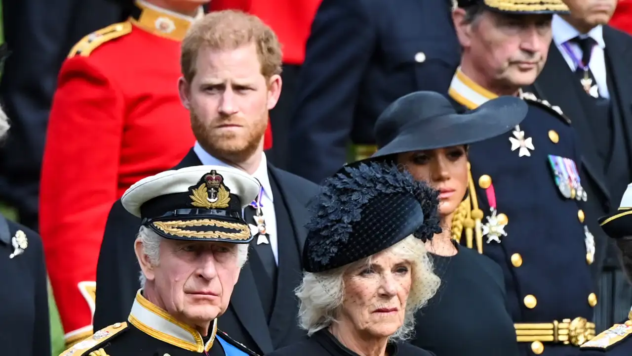 El Rey Carlos III, Camilla, Harry y Meghan en el funeral de la Reina Isabel II