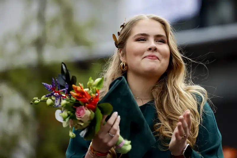 La Princesa Amalia de Holanda con un ramo de flores