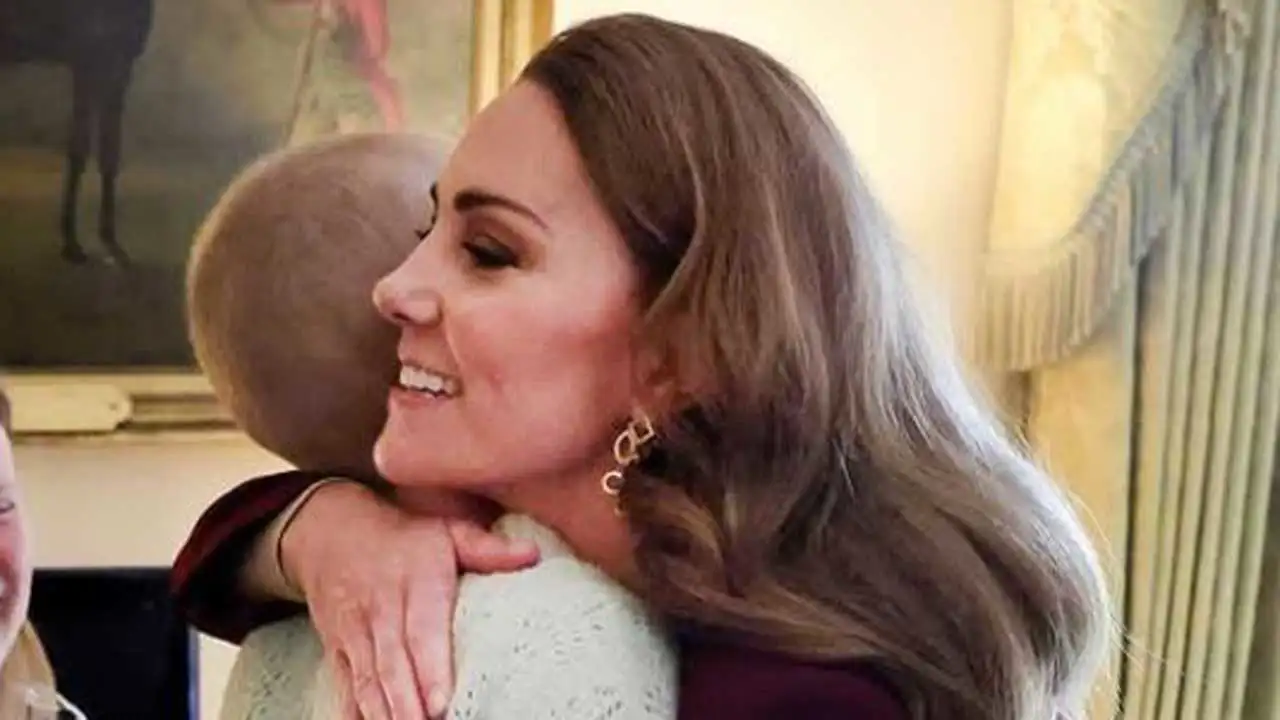 Liz Hatton abraza a Kate Middleton