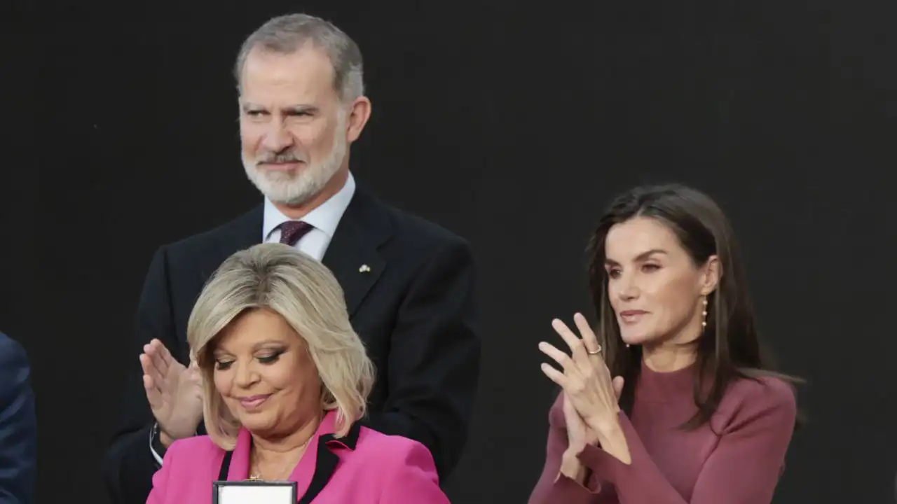 Las sentidas lágrimas de Terelu Campos y el gesto de la Reina Letizia al recibir la Medalla de Oro al Mérito en honor a su madre