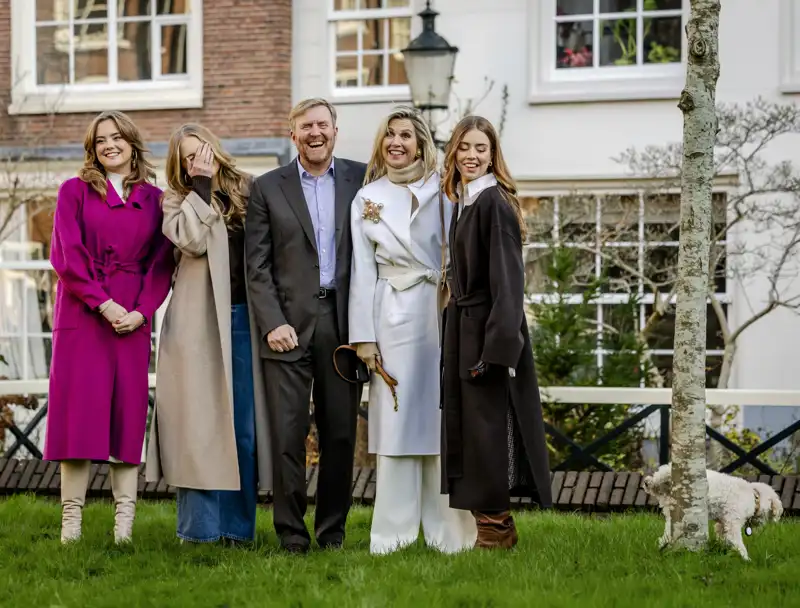 El divertido posado de los Reyes de Holanda junto a sus hijas. 