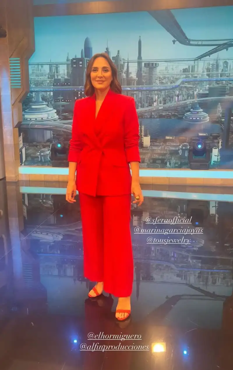 La blazer roja de Tamara Falcó que si compras este Black Friday en Sfera no dejarás de usar en Navidad 