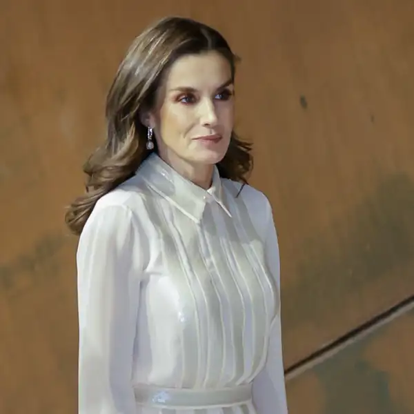 La Reina Letizia impacta en la ópera de Bilbao con un original dos piezas con lentejuelas y pendientes con guiño a Valencia