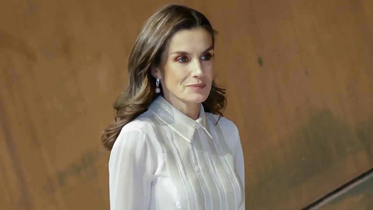 La Reina Letizia impacta en la ópera de Bilbao con un original dos piezas con lentejuelas y pendientes con guiño a Valencia