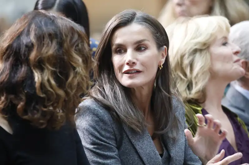 La Reina Letizia pasea con su nuevo traje jaspeado de tres piezas la tendencia más chic en su última gala periodística