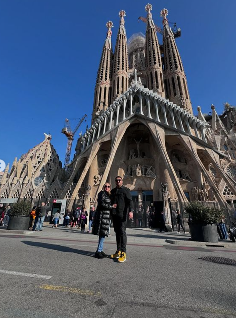 Belén Esteban y Miguel Marcos con la Sagrada Familia de fondo