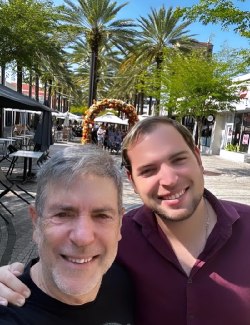 El actor Carlos Mata junto a su hijo