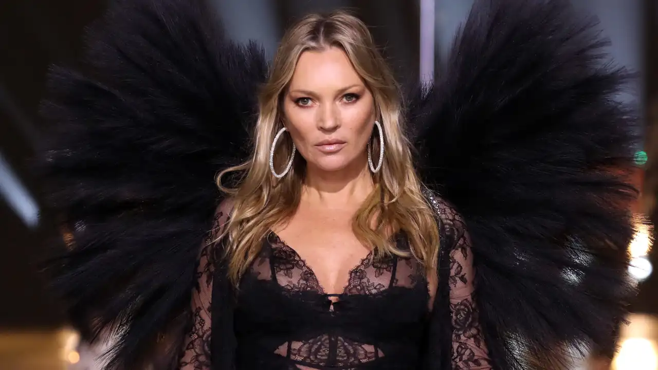 Las 5 prendas de la colección de Zara x Kate Moss que las mujeres de + 50 deberían fichar esta temporada para verse elegantes 