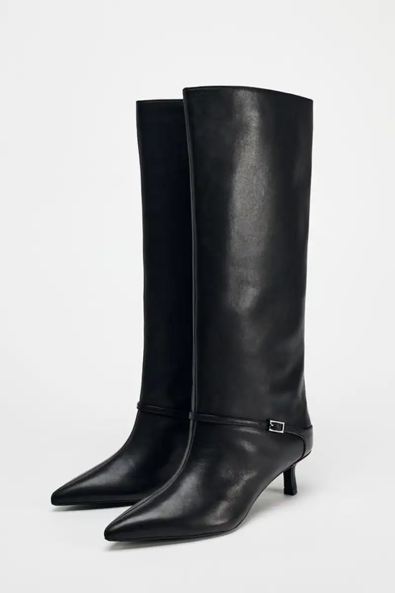 Bota piel tacón kitten hebilla de Zara 99,95 euros