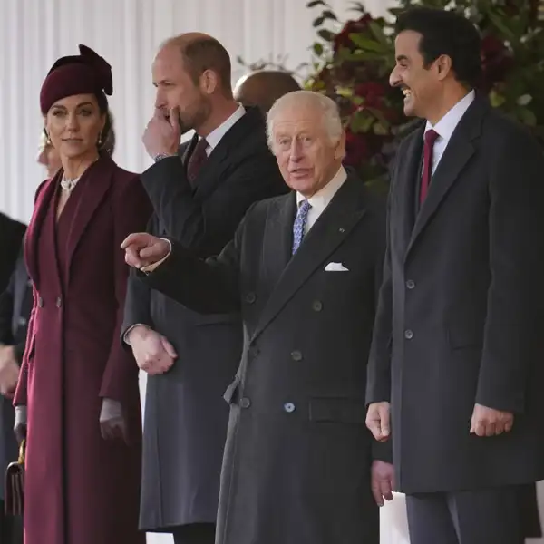 Carlos III, los Príncipes de Gales y el Emir de Catar y su esposa durante un momento del recibimiento 