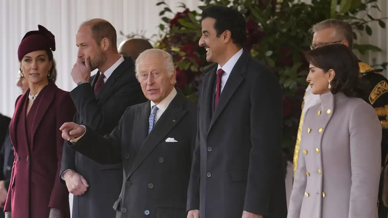 Carlos III y los Príncipes de Gales recibiendo al Emir de Catar y su esposa esta mañana