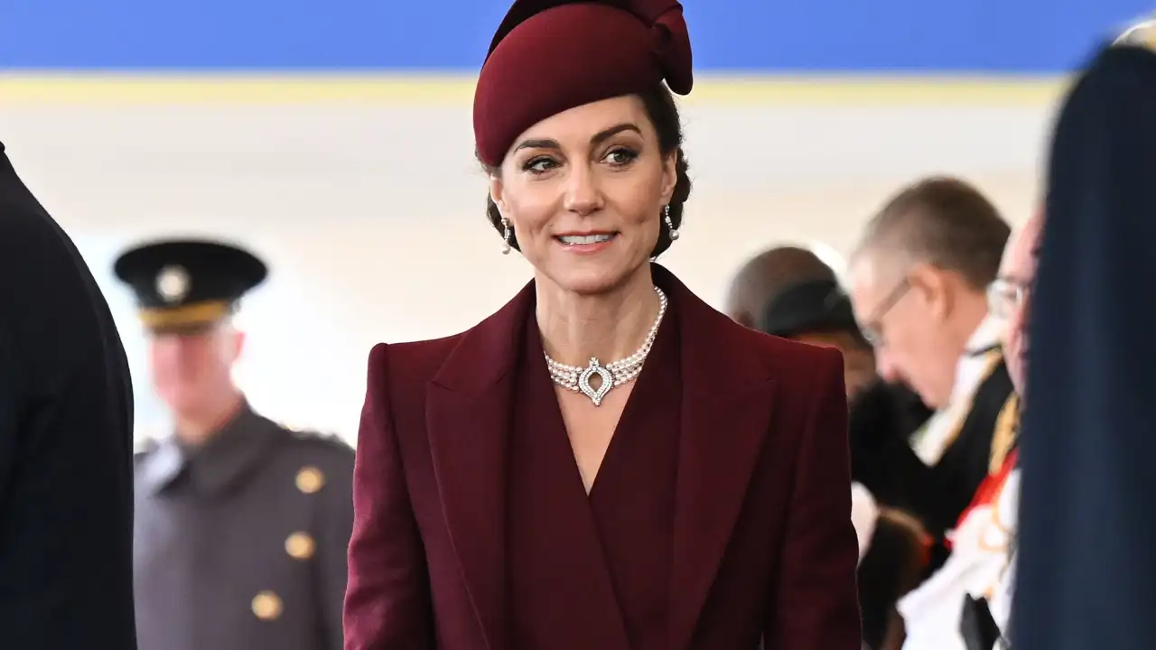 'Chanelazo', tocado y burgundy: las 3 claves del último look lleno de tendencias de Kate Middleton