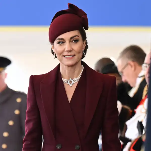 'Chanelazo', tocado y burgundy: las 3 claves del último look lleno de tendencias de Kate Middleton