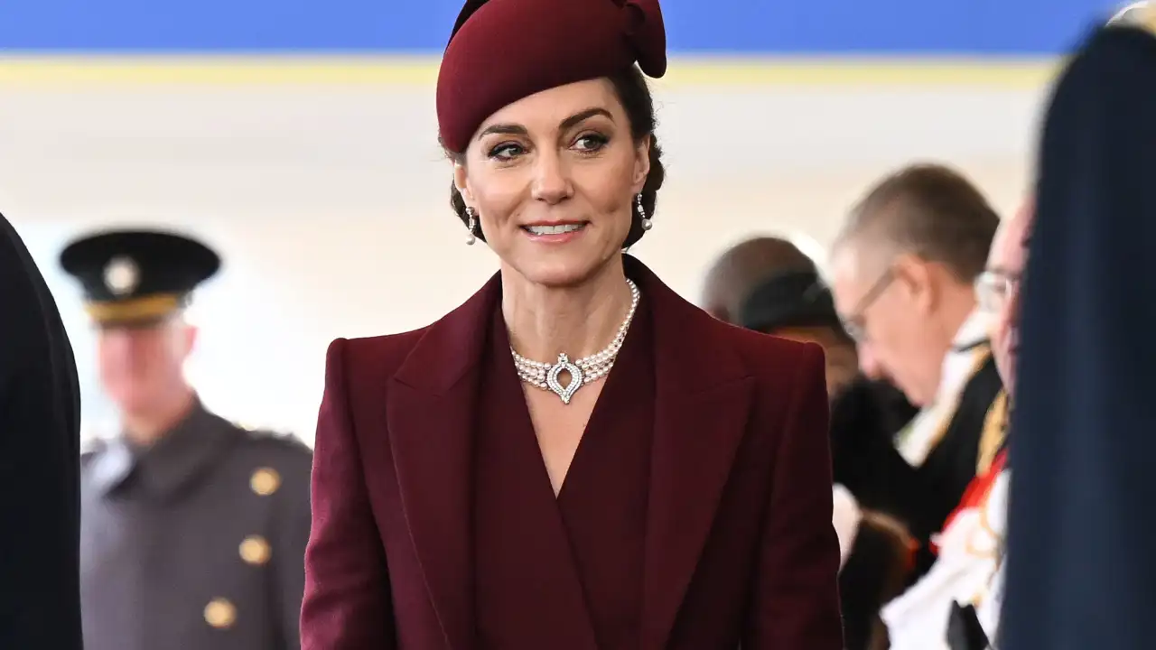 'Chanelazo', tocado y burgundy: las 3 claves del último look lleno de tendencias de Kate Middleton