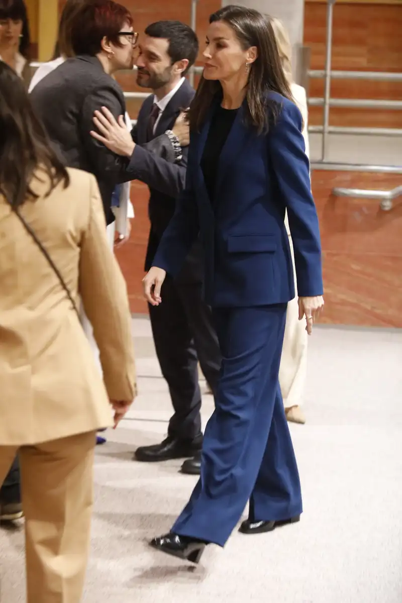 El traje de dos piezas aparentemente clásico, pero más favorecedor de la Reina Letizia 