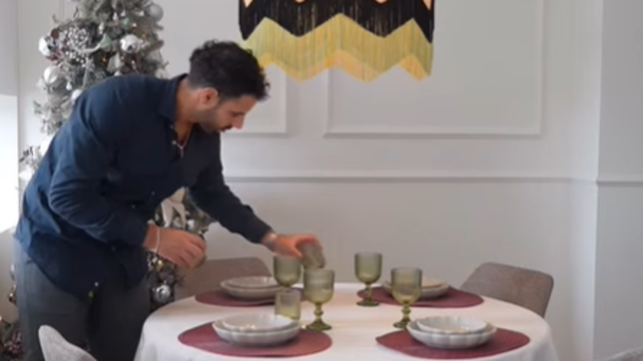  Paso a paso: así decora Asraf Beno su mesa para las comidas navideñas junto a Isa Pantoja