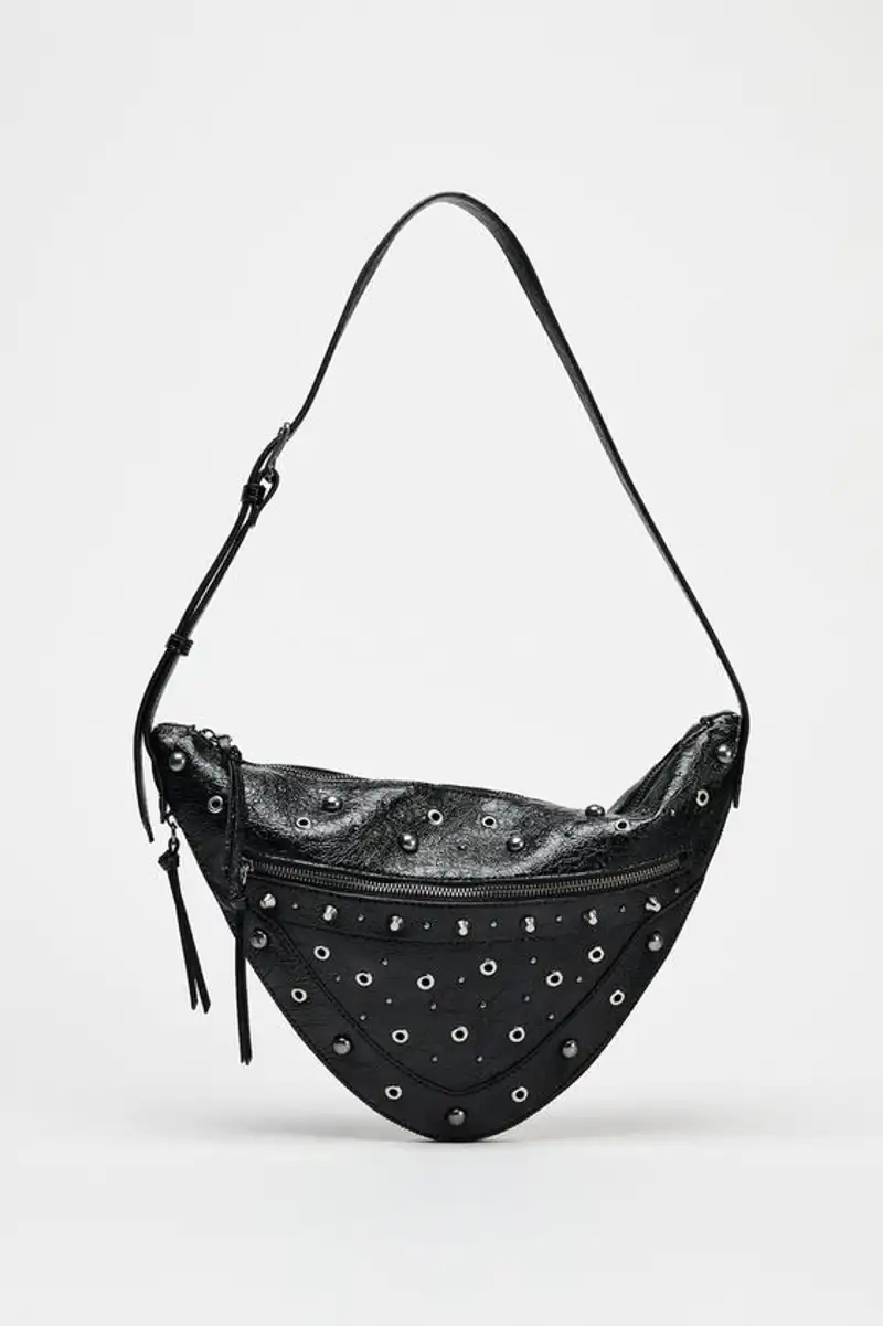 Bandolera rock tachas de Zara 39,95 euros