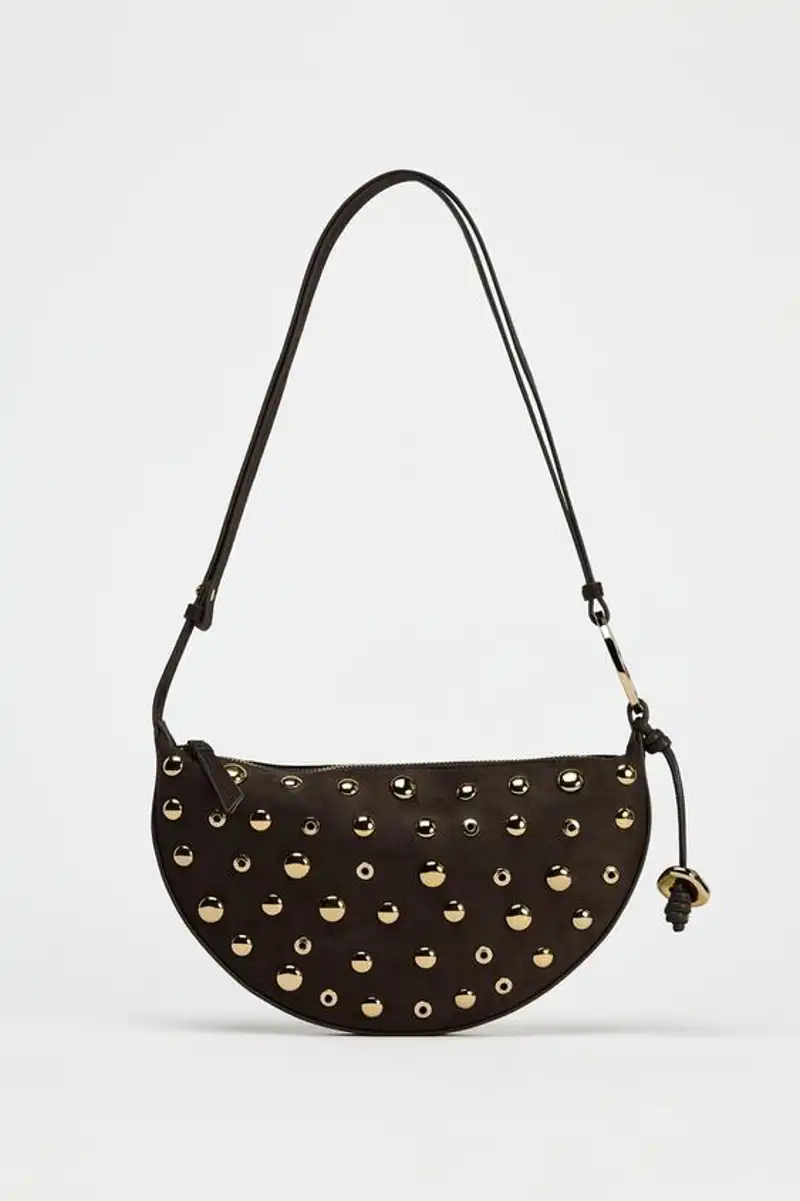 Bolso de hombro tachas de Zara 29,95 euros