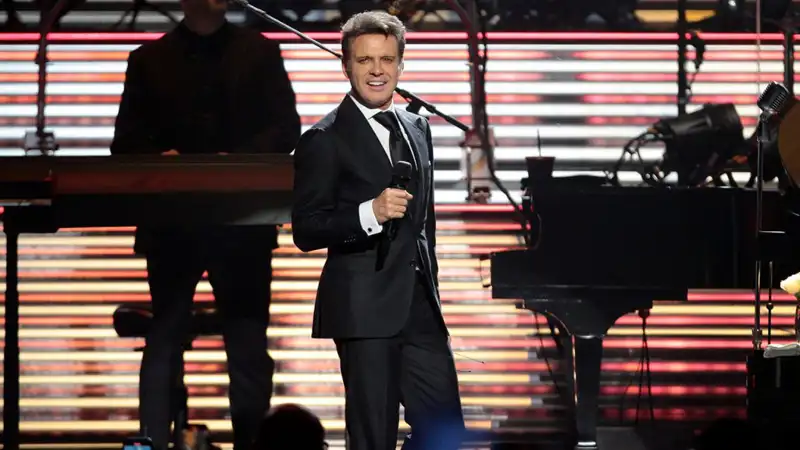 Luis Miguel durante un concierto de su gira