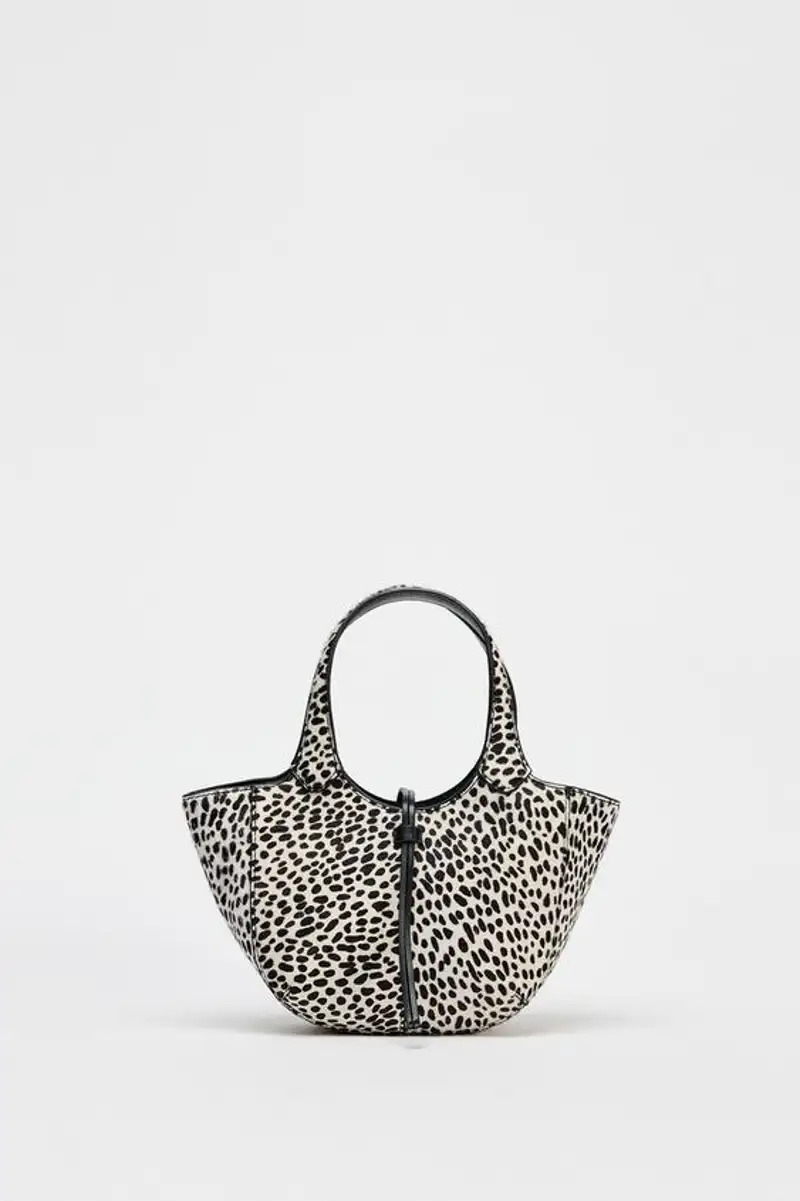 Mini shopper estampado animal piel de Zara 79,95 euros