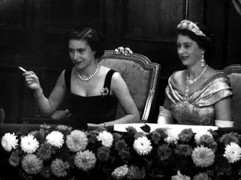 Isabel II luciendo la diadema y el collar  Hyderabad en el Royal Variety de 1952 acompañada de su hermana la Princesa Margarita