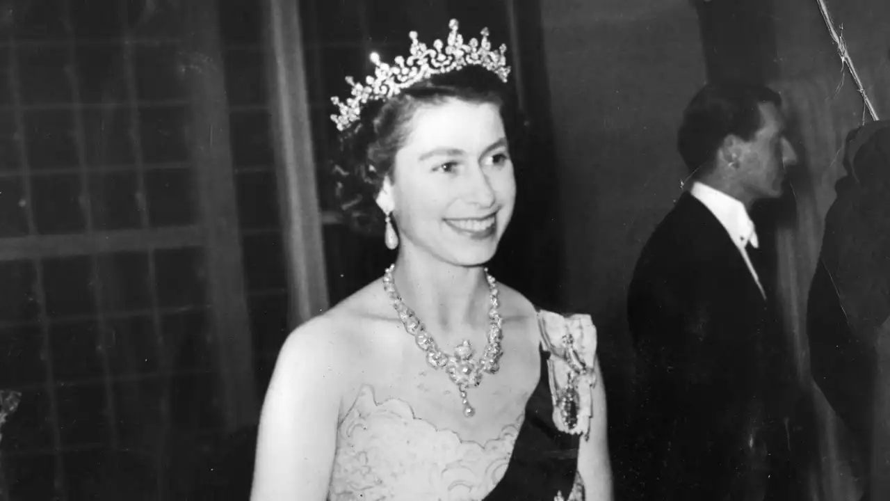 La joven Isabel II luciendo el collar regalo del Nizam de Hyderabad durante su coronación en 1953