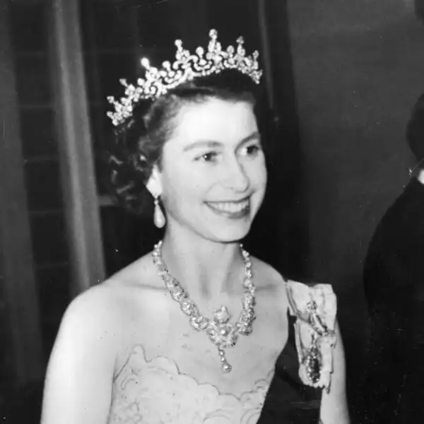 La joven Isabel II luciendo el collar regalo del Nizam de Hyderabad durante su coronación en 1953