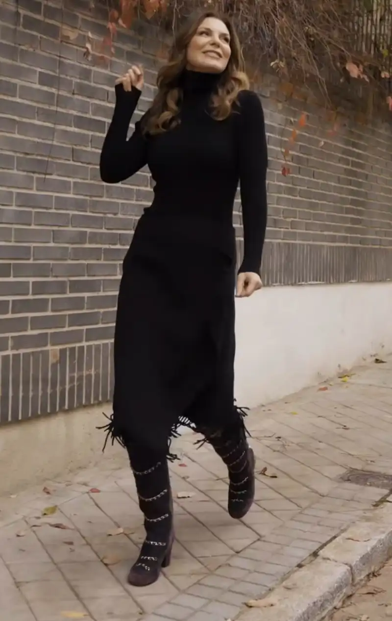 El total black look de Mar Flores más chic y sus carísimas botas de Chanel 