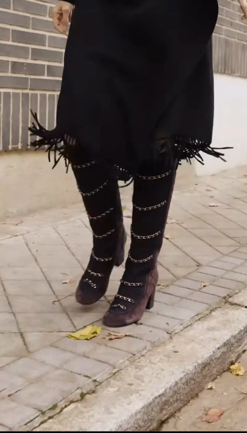 Las botas de Chanel con cadenas más originales 