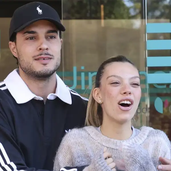 Alejandra Rubio y Carlo Costanzia a las puertas del hospital.