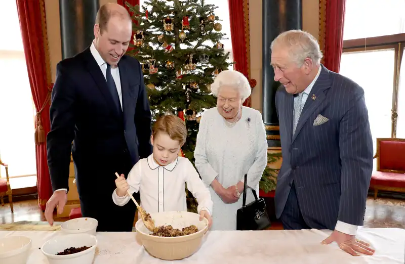 El príncipe Jorge preparando galletas bajo la atenta mirada de su padre, su abuelo y su bisabuela en Buckingham.