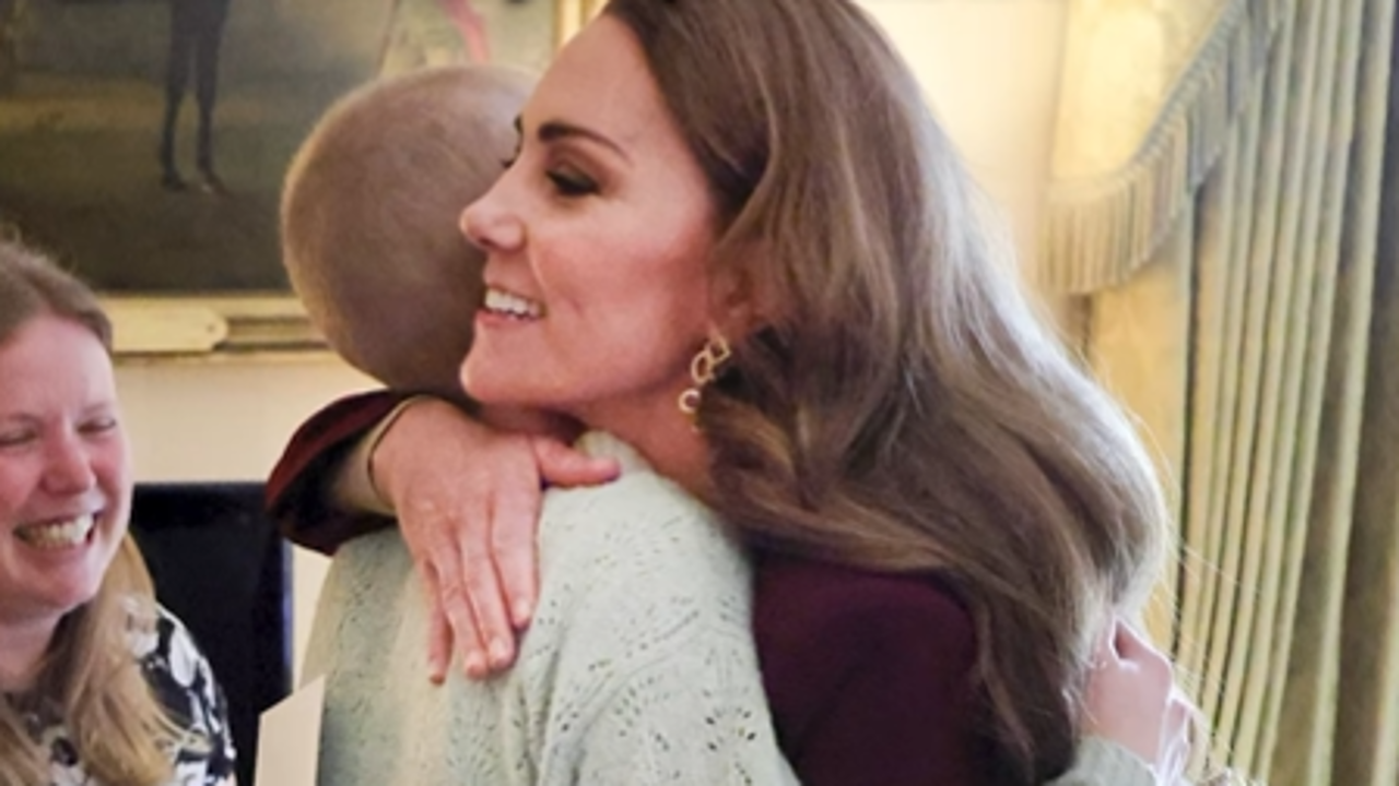 Kate Middleton abraza a Lizz Hatton