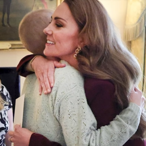 Kate Middleton abraza a Lizz Hatton