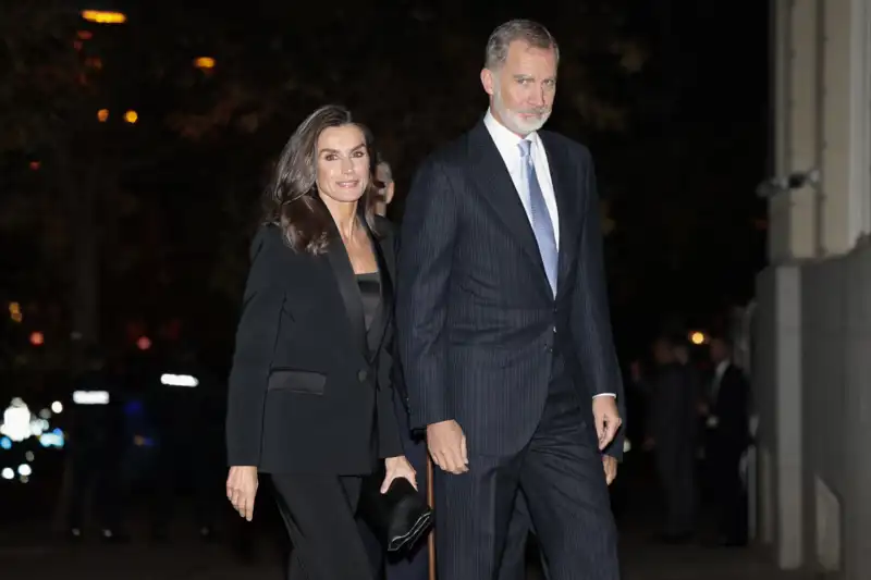 La Reina Letizia con un elegante esmoquin