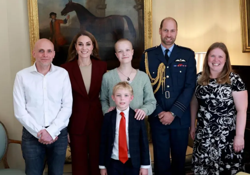 Los príncipes de Gales posan con Liz Hutton y su familia