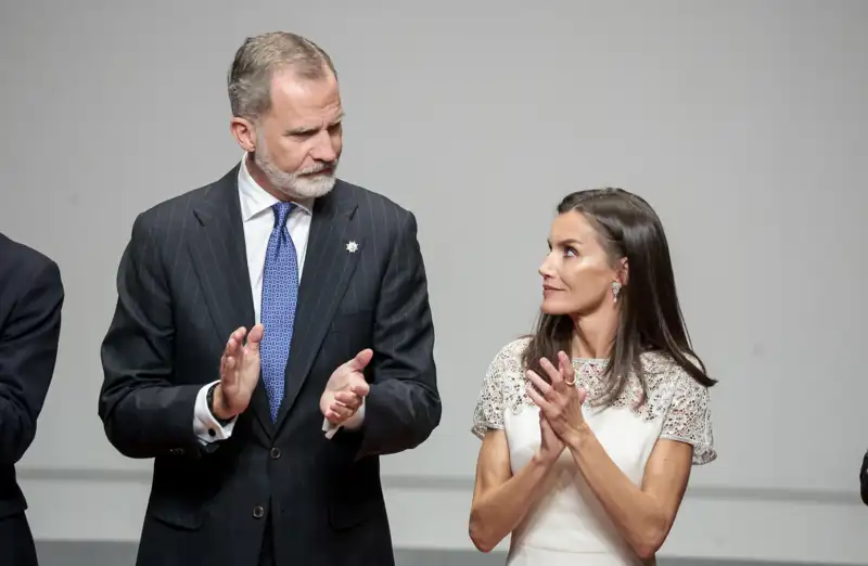 Los Reyes Felipe y Letizia durante un acto de agenda