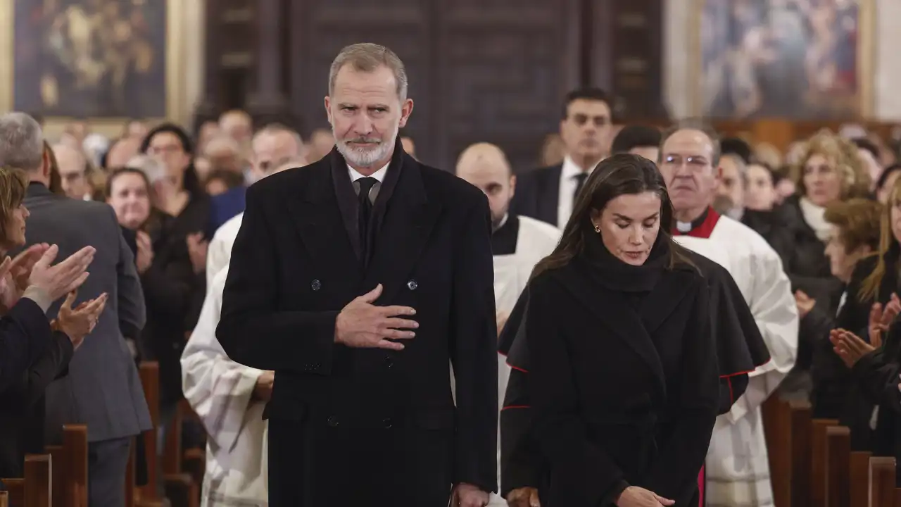 Los Reyes Felipe y Letizia, compungidos, presiden el funeral de las víctimas de la DANA de Valencia