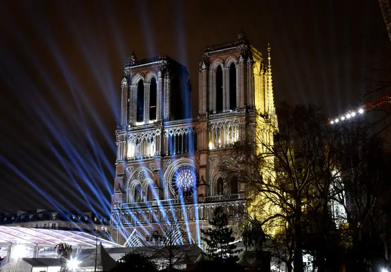 Notre Dame vuelve a abrir sus puertas