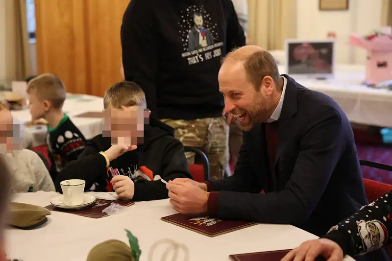 El Príncipe Guillermo hablando con niños