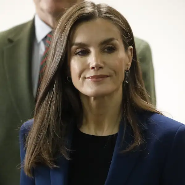 La Reina Letizia arrasa con la combinación prohibida y le saca partido como nadie