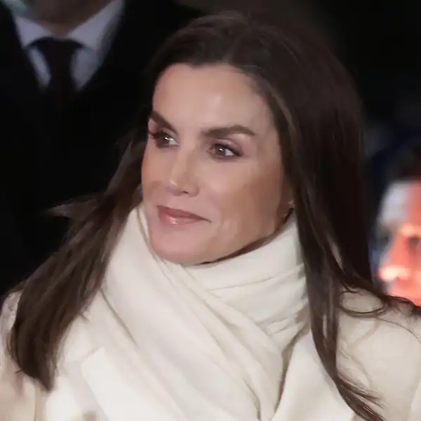 La Reina Letizia saludando en Italia