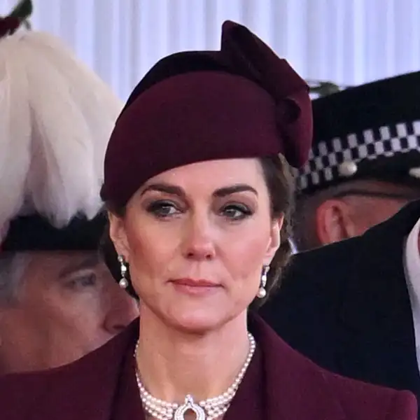 El increíble estilismo 'burgundy' que ha estrenado Kate Middleton durante la visita de Estado al Reino Unido del Emir de Qatar