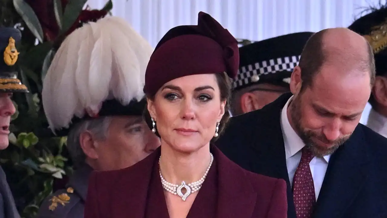 El increíble estilismo 'burgundy' que ha estrenado Kate Middleton durante la visita de Estado al Reino Unido del Emir de Qatar