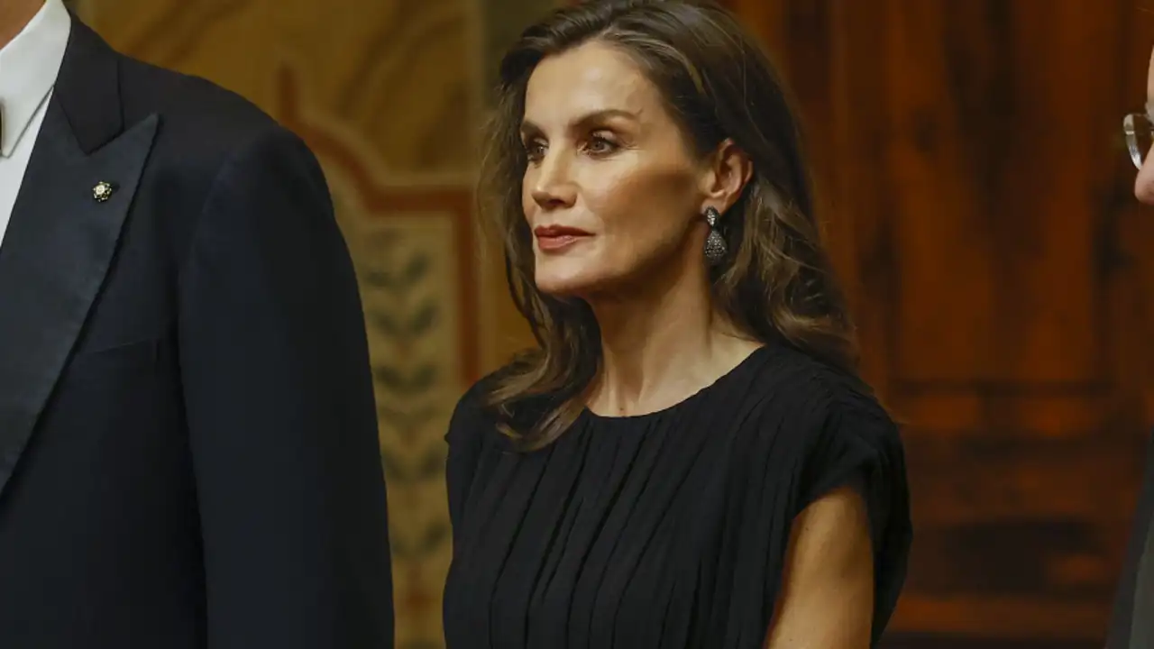 El guiño de la Reina Letizia a Italia con su último look: un impactante vestido y las pulseras gemelas de Cartier