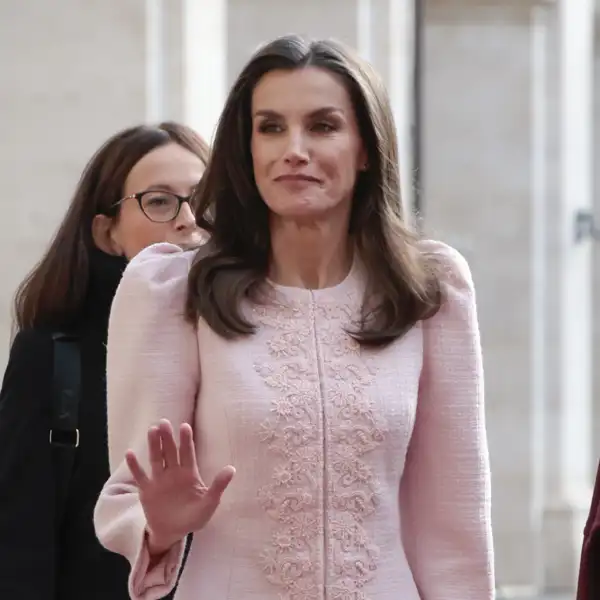 La Reina Letizia vuelve a apostar por un total look y estrena en Roma el conjunto lady rosa empolvado más sofisticado