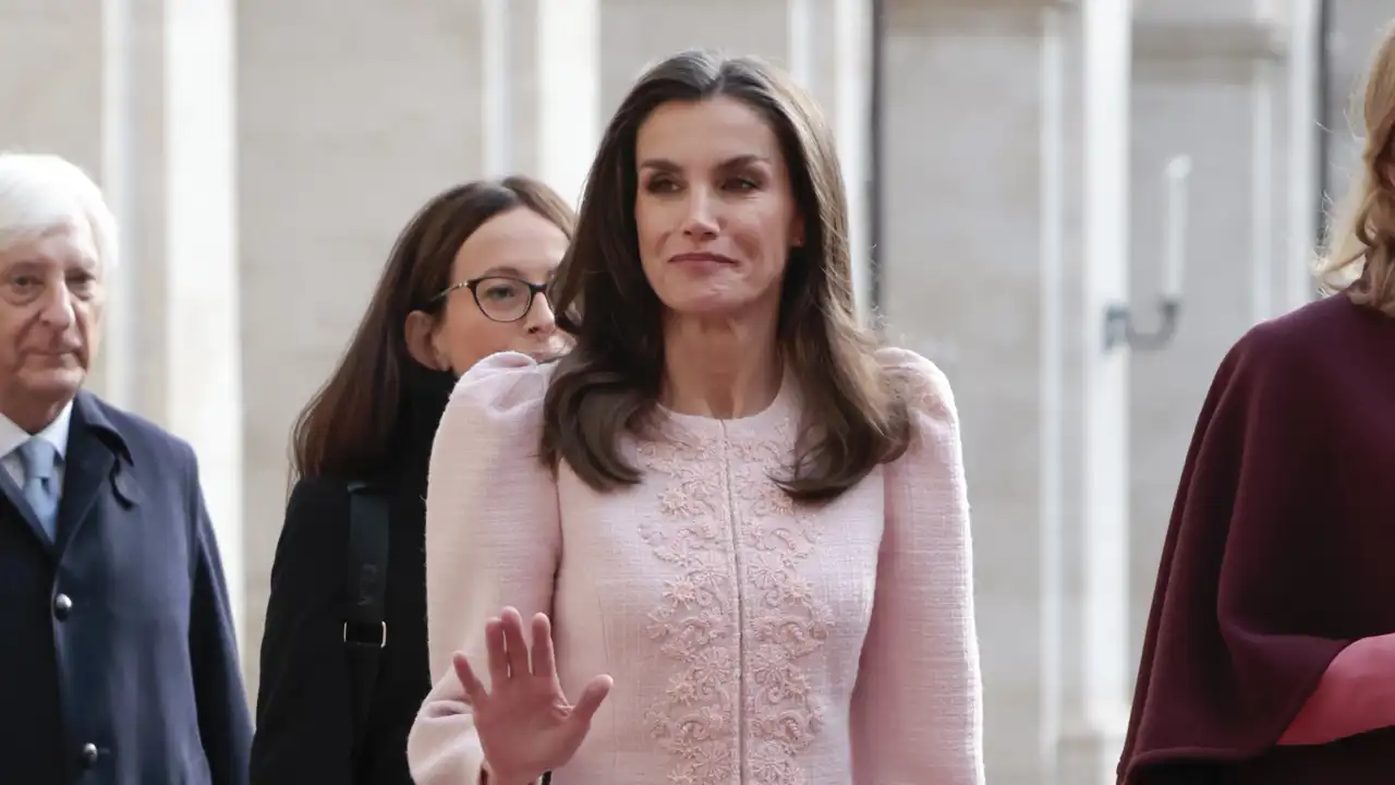 La Reina Letizia vuelve a apostar por un total look y estrena en Roma el conjunto lady rosa empolvado más elegante