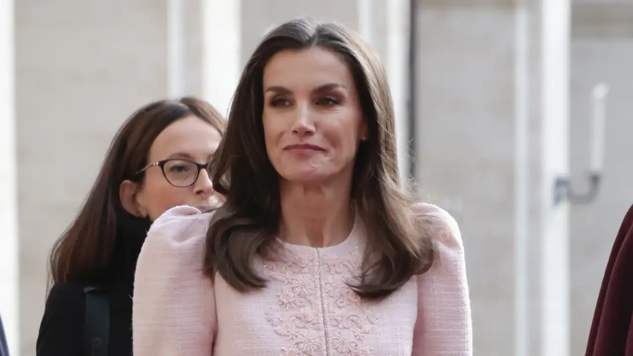 https://content.semana.es/medio/2024/12/11/la-reina-letizia-vuelve-a-apostar-por-un-total-look-y-estrena-en-roma-el-conjunto-lady-rosa-empolvado-mas-sofisticado_9d61b9d3_241211114001_1280x720.webp