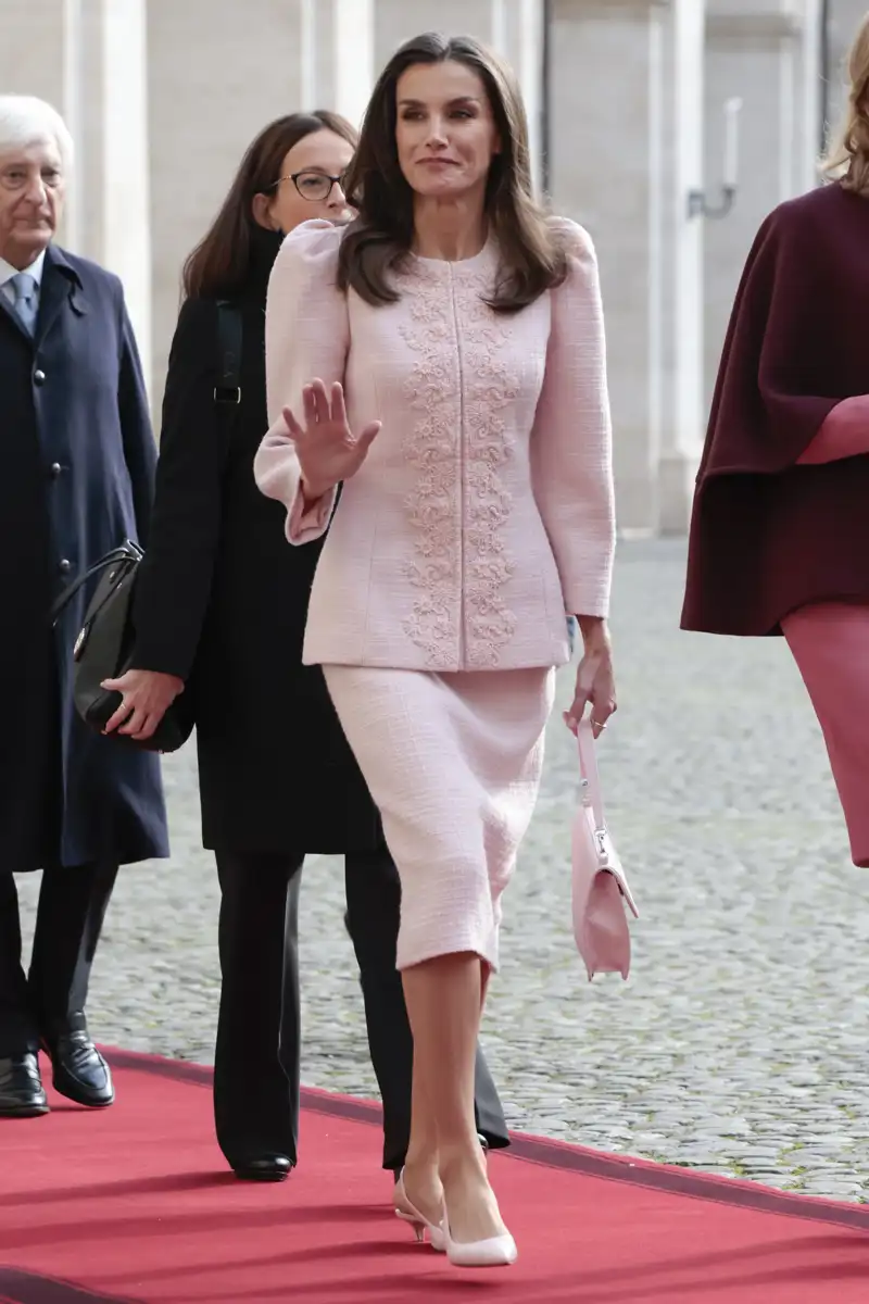 La Reina Letizia vuelve a apostar por un total look y estrena en Roma el conjunto lady rosa empolvado más sofisticado