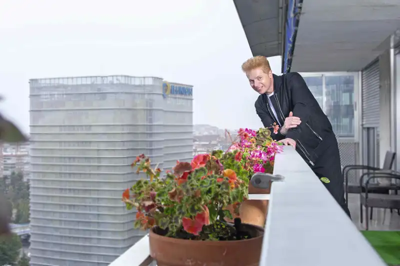 Mago Yunke en la terraza de su casa